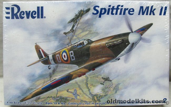 Revell 1/48 Supermarine Spitfire Mk II - Wing Commander Douglas Bader November 1940 / P.O. A.S.C Lumsden No.118(F) Squadron 1941, 85-5239 plastic model kit